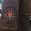 Pantalón Intervenido Estampado Evangelio