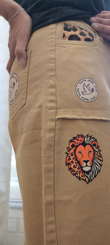 Pantalón Intervenido Estampado Evangelio
